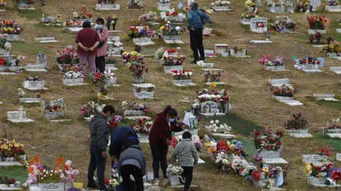 Personas celebras el Día de Todos los Santos en el Cementerio de Valparaiso (2021)
