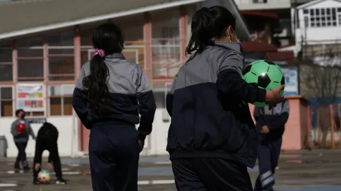 Estudiantes jugando en el recreo.
