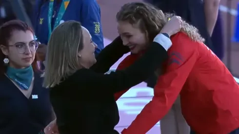 El momento donde Martina Weil recibe la medalla dorada de su madre.
