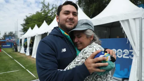 Ricardo Soto celebra con su mamá la medalla de bronce en Santiago 2023.
