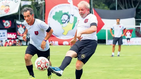 Presidente de Brasil, Lula da Silva, le refriega en la cara a Neymar el Balón de Oro de Messi.
