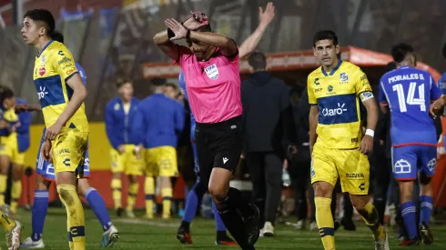 Francisco Gilabert fue alertado por el VAR para anular el gol de la U.
