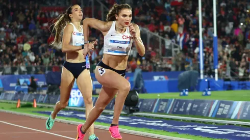 Martina Weil compitiendo en la final del 4&#215;400 en Santiago 2023.
