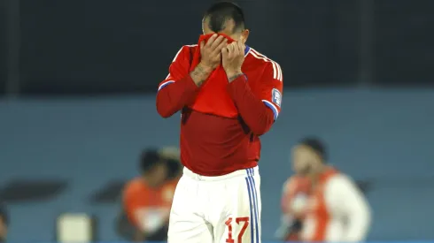 Gary Medel se lamenta de la derrota sufrida en Uruguay. 
