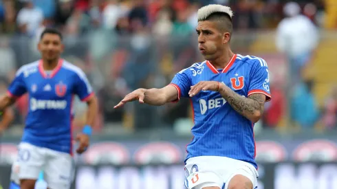 Leo Fernández celebra su segundo gol de penal en el Clásico Universitario.
