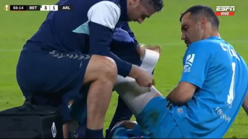 El arquero chileno se lesionó a minutos del final del partido entre Betis y Aris Limassol por la Europa League.
