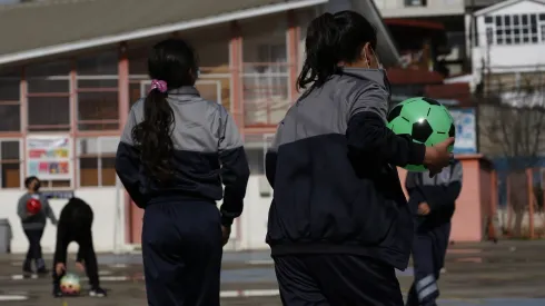 Estudiantes jugando en el recreo
