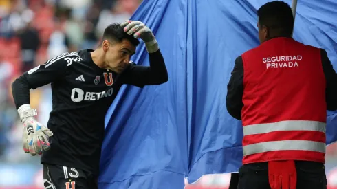 El portero Toselli vivió un ingrato momento en el Clásico Universitario.
