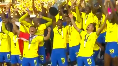 Marcelo Allende celebra junto al plantel del Mamelodi Sundowns un nuevo título.
