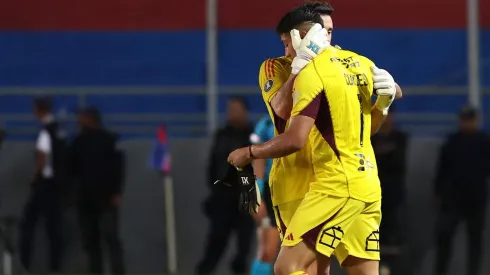 Brayan Cortés y Fernando de Paul fundidos en un abrazo en Venezuela, donde Colo Colo igualó 1-1 ante Monagas.
