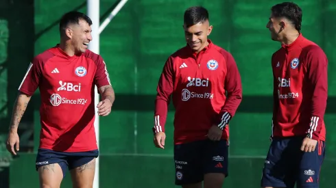 El capitán Gary Medel da la bienvenida a los nuevos convocados.
