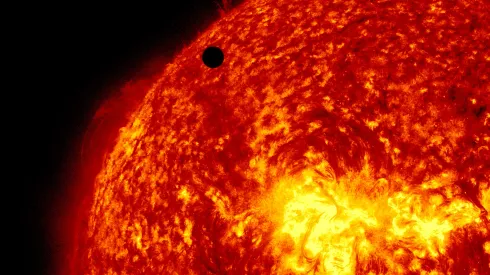 Venus transitando a través del Sol.

