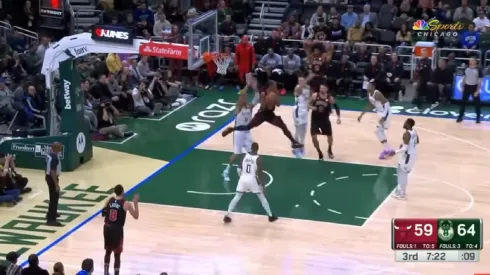 DeMar DeRozan ya saca el pase para su compañero Coby White.
