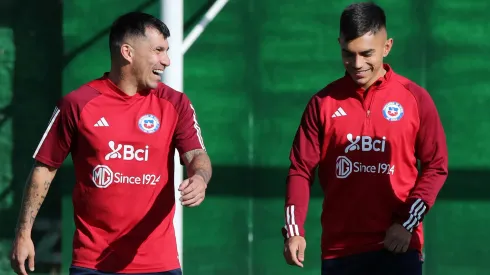 Vicente Pizarro comparte con Gary Medel en su estancia en La Roja.
