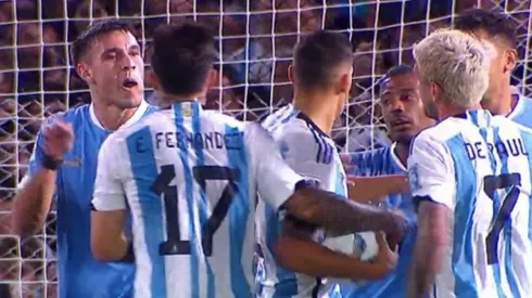 Manuel Ugarte le hizo este gesto a Rodrigo de Paul en el partido que Uruguay le ganó a Argentina en La Bombonera. 
