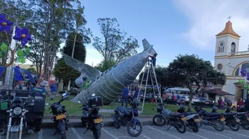 El polémico homenaje que tuvo que ser sacado en Colombia.
