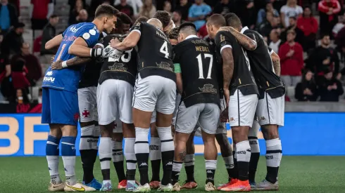 Gary Medel llevó la voz en la arenga de Vasco da Gama. 
