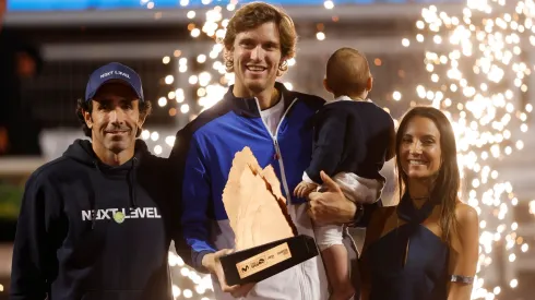 Nicolás Jarry posa con su esposa, su hijo y su exentrenador Juan Ozón.

