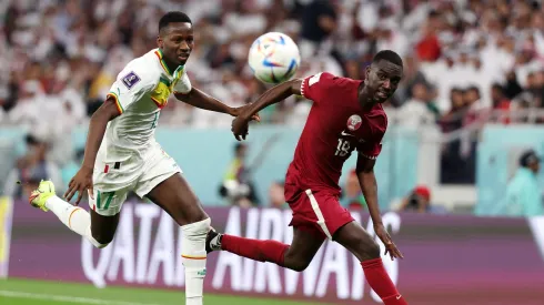 El qatarí Ali Almoez (derecha) fue rechazado por Riquelme para jugar en Boca 
