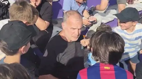 Marcelo Bielsa comparte con los niños en Uruguay.
