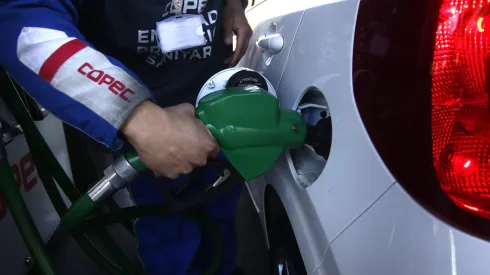 ¿Cómo se calcula el precio de la bencina en Chile y cuándo sube?
