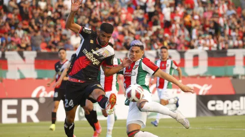 Maxi Salas anota dos goles en la victoria de Palestino.
