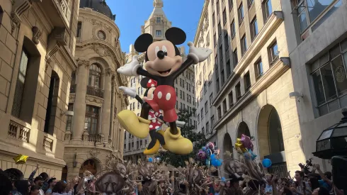 Paris Parade 2023 se realiza este domingo 3 de diciembre en Santiago.
