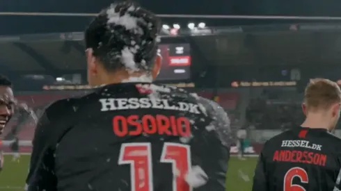 Darío Osorio recibió una bola de nieve tras anotar un golazo para el Midtjylland en el clásico ante el Viborg.
