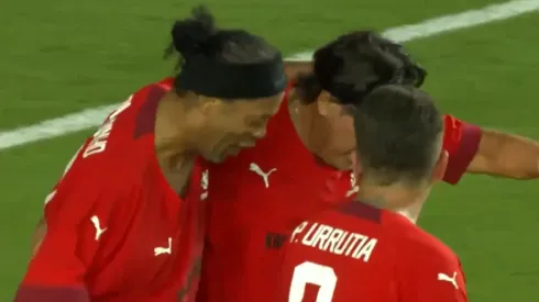 Iván Zamorano se animó con Ronaldinho a unos pasos de samba. 
