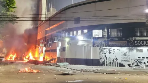 Parte de los incidentes en Vila Belmiro tras descenso de Santos.
