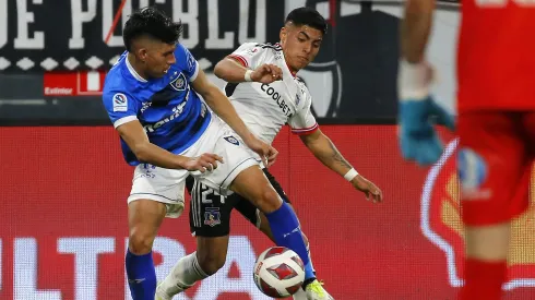 Baeza disputando una pelota con Thompson en el Monumental
