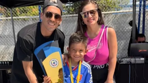 Ramiro Fernández levanta la copa con Universidad de Chile.
