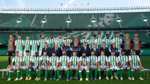 Foto oficial del Real Betis con los chilenos protagonistas.
