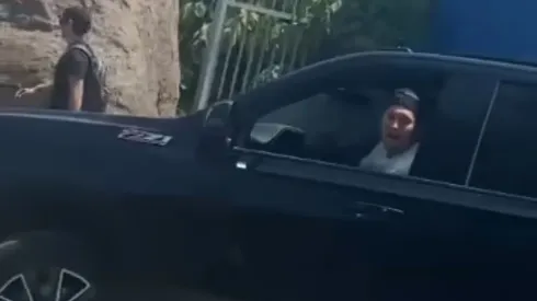 Nicolás Castillo se retira en su camioneta gritando "madre cul..."
