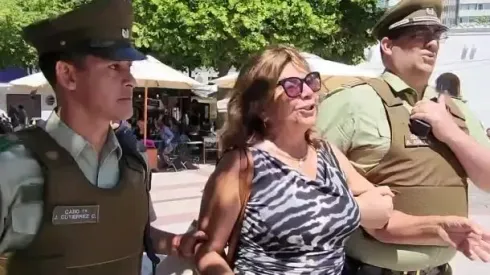Mujer intenta quemar con café a Camila Vallejo
