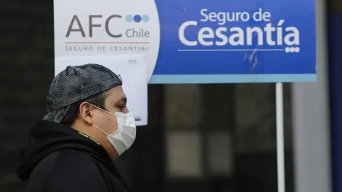 Largas filas en la AFC para cobrar el Seguro de Cesantía.
