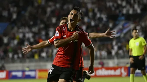 Pizarro festeja el gol ante Magallanes en Copa Chile
