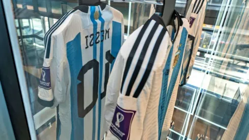 Las camisetas de Messi en Qatar se fueron por un camión de plata.
