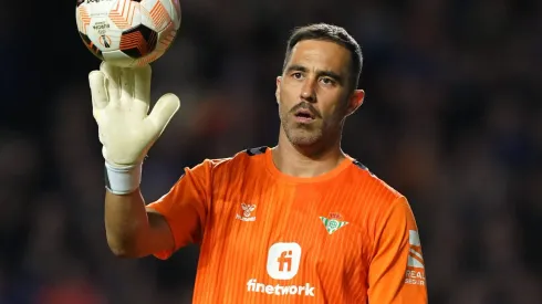 Claudio Bravo sigue recuperándose de su lesión y prepara su retorno a la acción con Betis.
