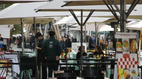 Santiago, 1 junio 2023.<br />
Vida diaria en Santiago centro. Las callles y paseos se registran libres de comercio ambulante.<br />
Dragomir Yankovic/Aton Chile
