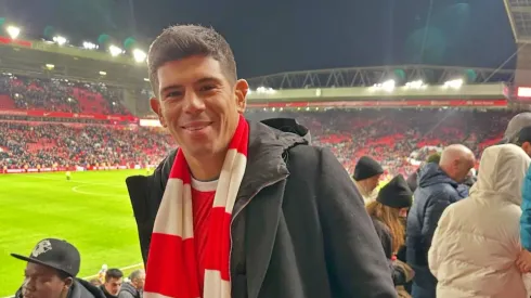 Pavez hinchó por Liverpool en Anfield.
