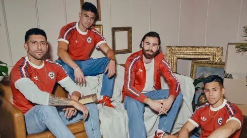Los jugadores de la Roja modelando la indumentaria retro
