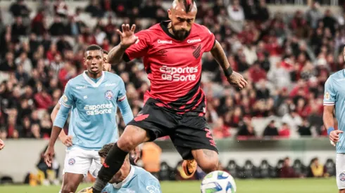 Futbol, Athletico Paranaense vs Bahia.<br />
Brasileirao 2023.<br />
El jugador de Athletico Paranaense Arturo Vidal es fotografiado durante el partido del brasileirao contra Bahia disputado en el estadio Arena da baixada en Parana, Brasil.<br />
16/07/2023<br />
AGIF/Photosport
Football, Athletico Paranaense vs Bahia.<br />
2023 Brasileirao.<br />
Athletico Paranaense's player Arturo Vidal is pictured during the brasileirao match against Bahia at the Arena da baixada in Parana, Brasil.<br />
16/07/2023<br />
AGIF/Photosport
