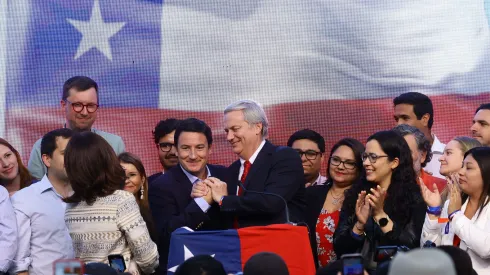 17 de diciembre 2023, Paine<br />
Presidente del partido Republicano Arturo Squella junto a Jose Antonio Kast se refieren a los resultados del plebiscito en la sede del partido.
Foto Karin Pozo/Aton Chile
