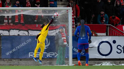 Tapadón de Tiane Endler, que le dio vida al Lyon en su empate en Noruega.
