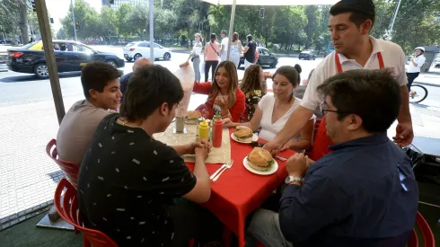 Personas comiendo en un restaurante 
