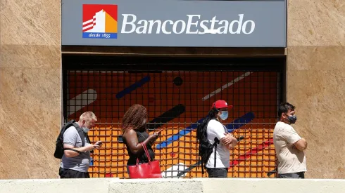 Clientes realizan filas en las afueras de los bancos por ultimo día antes del feriado bancario (2020)
