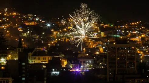 Valparaiso, 01 de Enero de 2023.<br />
Celebración de año nuevo en distintos cerros de valparaiso con fuegos artificiales.<br />
Cristobal Basaure/Aton Chile
