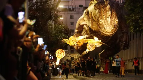 Santiago, 3 de Enero 2023.<br />
Lanzamiento del Festival Teatro A Mil 2023 en la Plaza de la Constitución con Saurian y los testigos del espacio exterior.<br />
Jonnathan Oyarzun/Aton Chile
