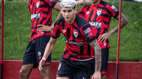 Ángelo Araos superó su lesión y ya está trabajando con balón con el Atlético Goianiense.
